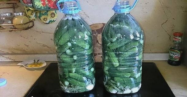 Соленые огурцы в пластиковых бутылках