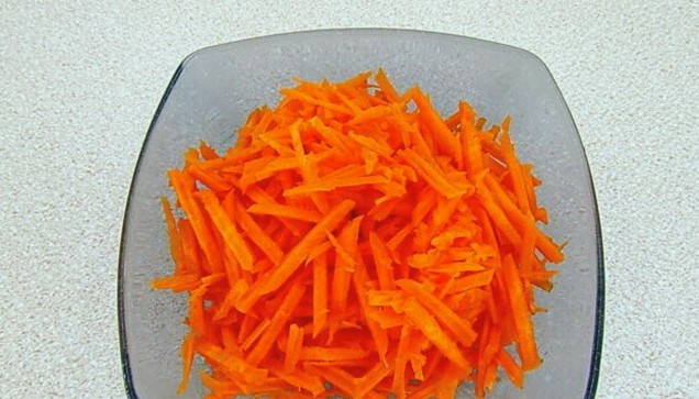 Салат с крабовыми палочками морковью и сыром
