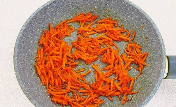 Салат с крабовыми палочками морковью и сыром
