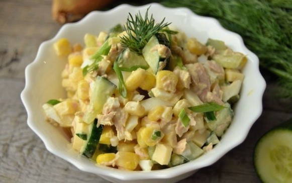 Салат с тунцом кукурузой и свежим огурцом