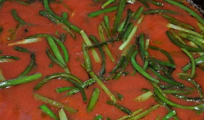 Стрелки чеснока с томатной пастой