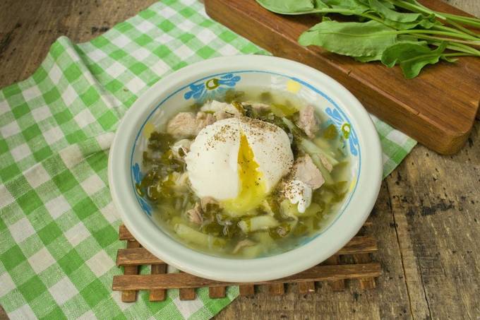 Щавелевый суп с мясом и яйцом