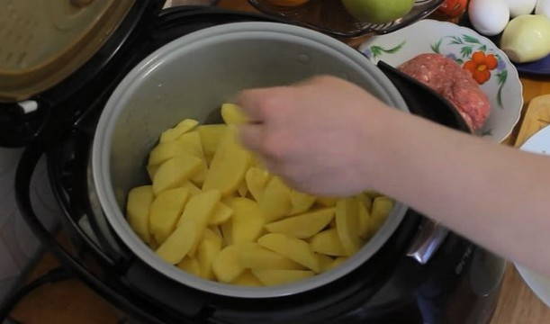 Картофельная запеканка в мультиварке