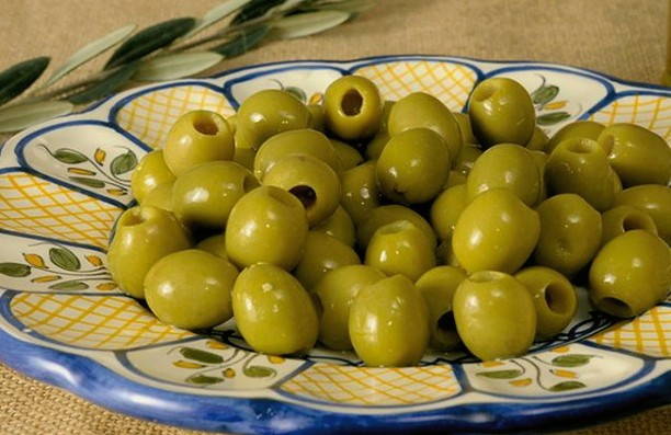Греческий салат с зелеными оливками