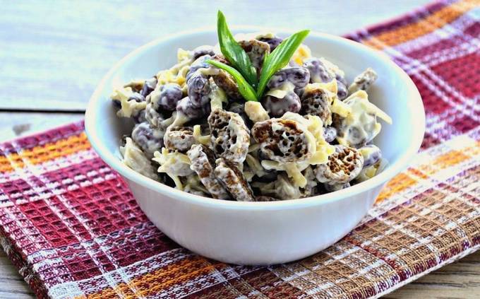 Рецепт салата с фасолью и сухариками | Меню недели