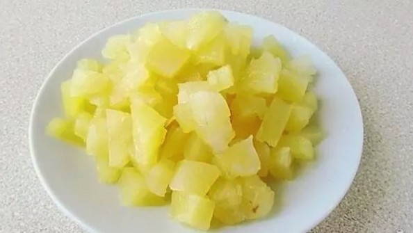 Салат с ананасами и чесноком