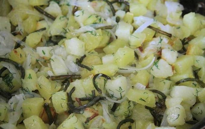 Жареная картошка со стрелками чеснока