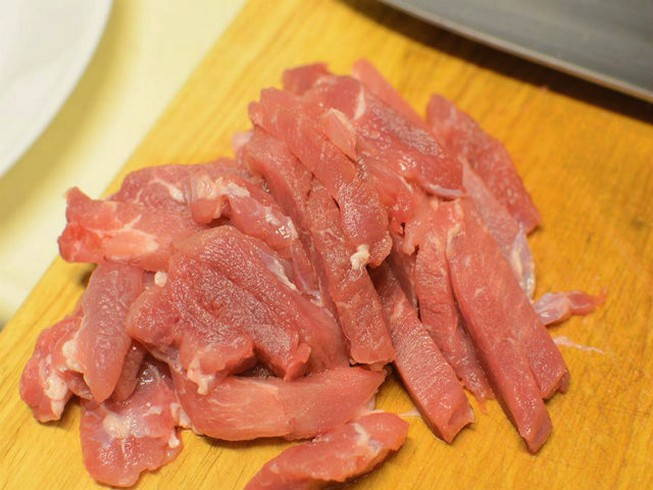 Стрелки чеснока со свининой по-корейски