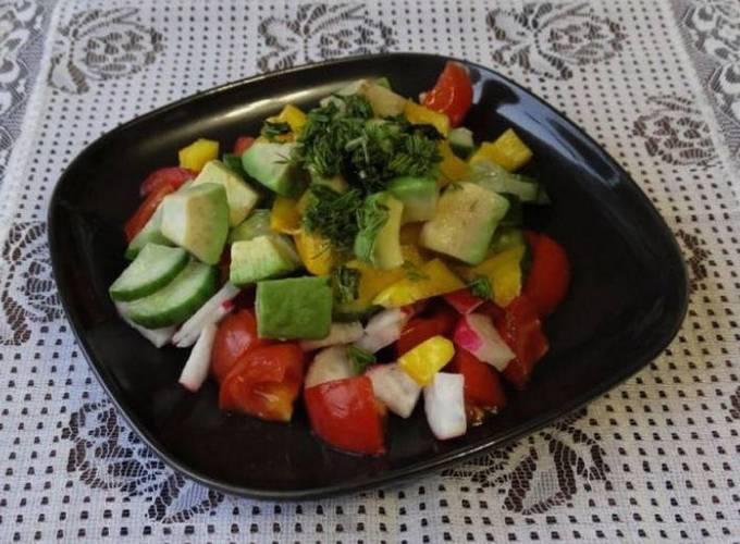 Салат с авокадо овощной
