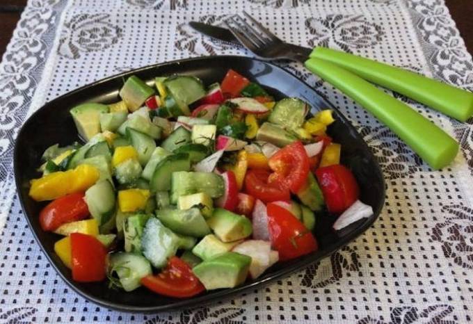 Салат с авокадо овощной