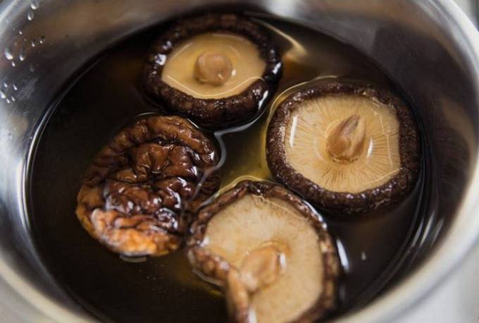 Фунчоза с грибами шиитаке в соевом соусе