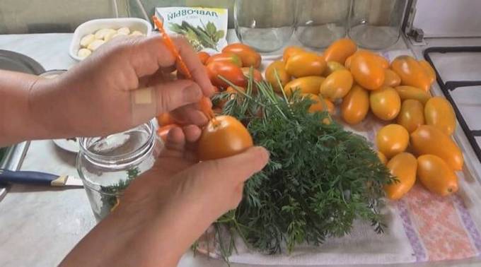 Консервированные помидоры с морковной ботвой