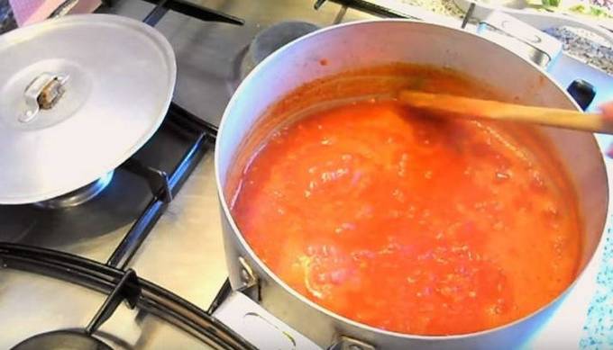 Домашний кетчуп из помидор перца болгарского. Фото приготовления кетчупа. Заварные .на слабом огне массу перемешивают 1-2 минуты и снимают с огня..