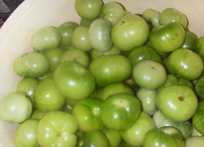 Зеленые помидоры в аджике