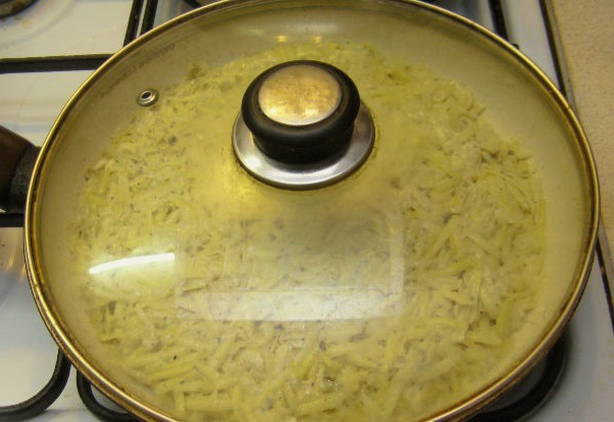 Запеканка из тертых кабачков на сковороде