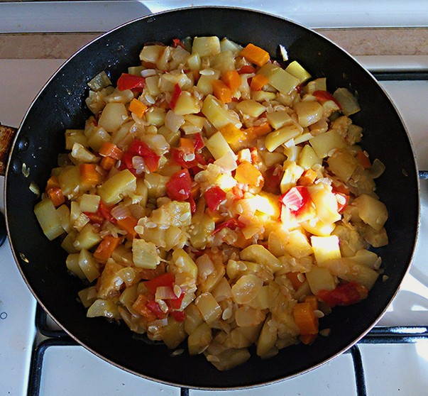 Кабачковая икра с помидорами на сковороде