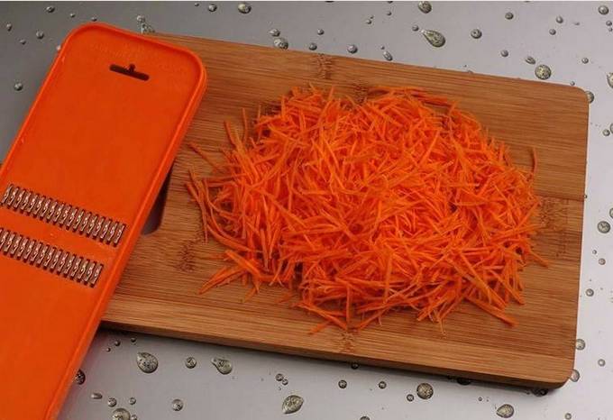 Маринованные помидоры с морковью и чесноком
