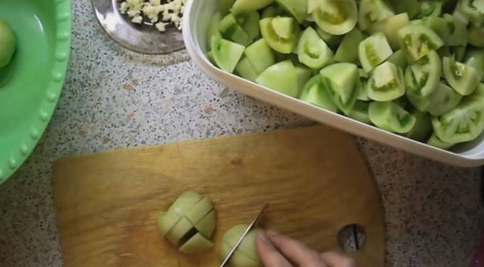 Салат из зеленых помидоров быстрого приготовления