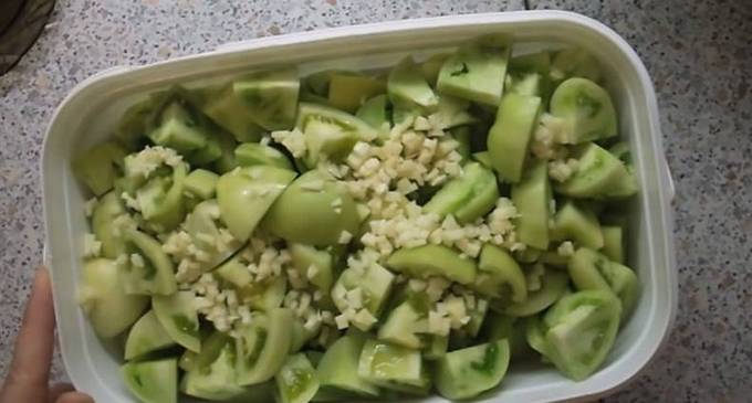 Салат из зеленых помидоров быстрого приготовления