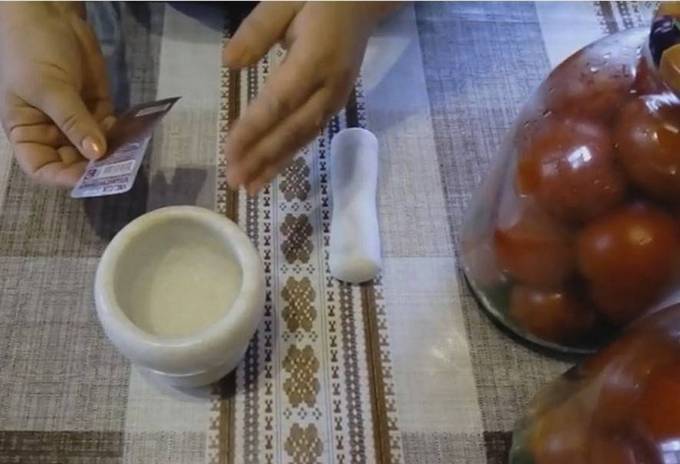 Соленые помидоры с аспирином под капроновой крышкой