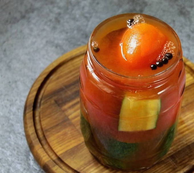 Помидоры и огурцы в томатном соке