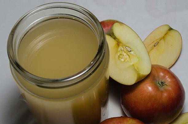 Помидоры в яблочном соке с чесноком
