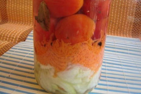 Маринованные помидоры с луком и морковью на зиму