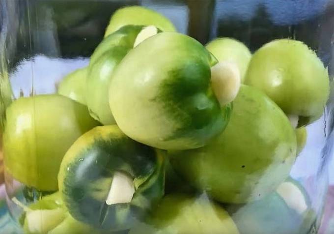 Зеленые помидоры с чесноком внутри