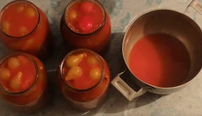 Желтые помидоры в томатном соке