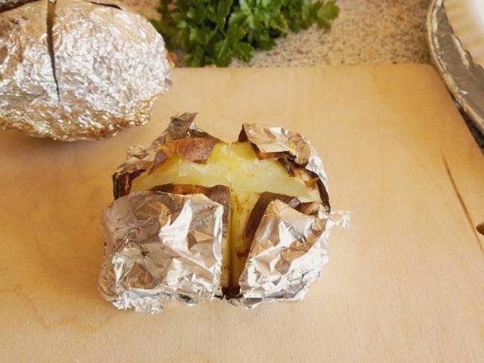 Картошка в фольге на углях с салом