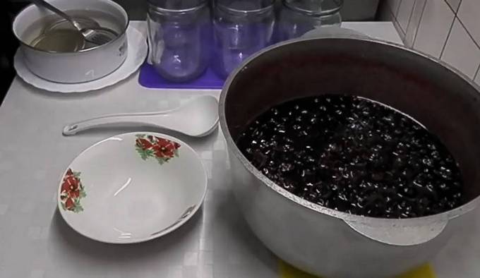 Густое варенье из черешни без косточек с целыми ягодами на зиму