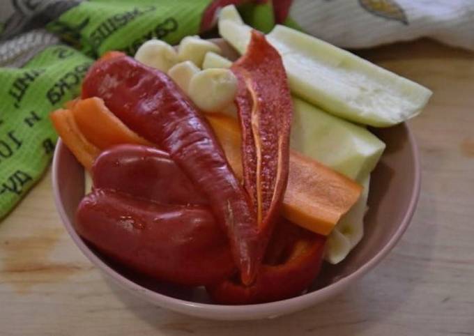Кабачковая икра с майонезом и томатной пастой и морковью