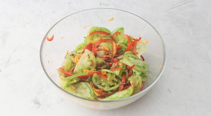 Салат из зеленых помидор по-корейски