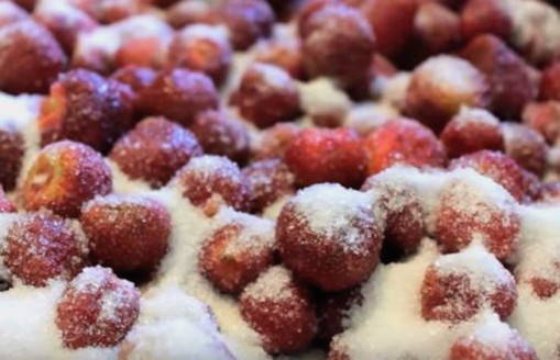 Варенье из клубники с целыми ягодами в сиропе