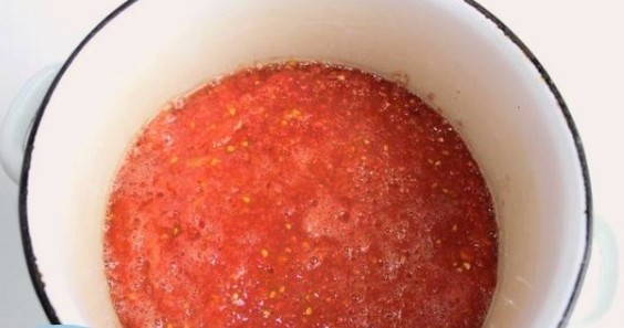 Очищенные помидоры в томатном соке