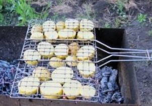 Картофель на мангале в маринаде