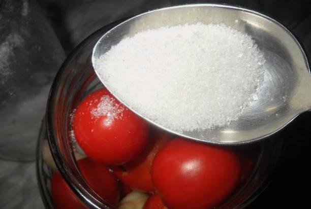 Помидоры в томатном соке с луком