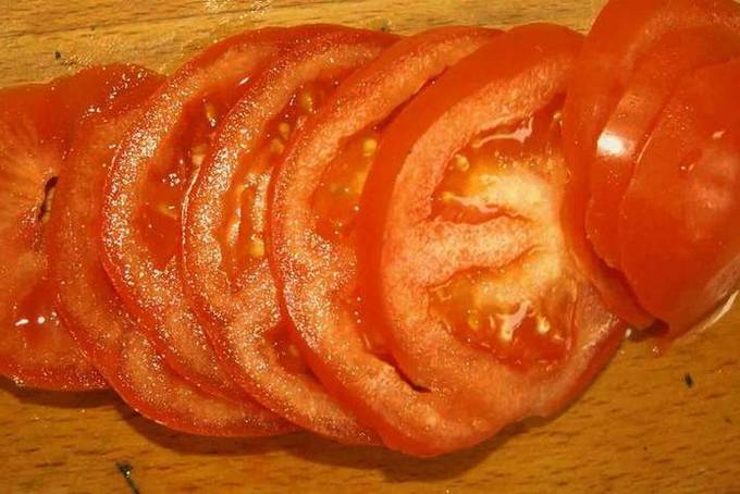 Маринованные помидоры с чесноком и зеленью за сутки