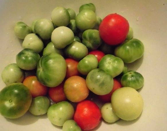 Салат из зеленых помидоров с томатным соусом