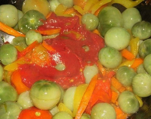 Салат из зеленых помидоров с томатным соусом