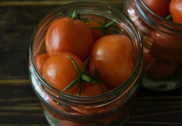 Маринованные помидоры с луком без стерилизации