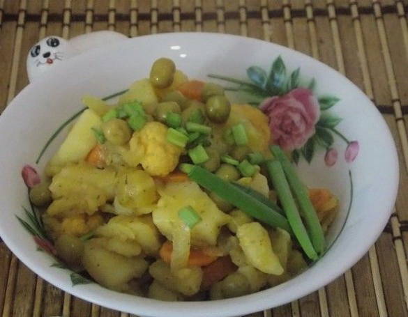 Овощное рагу с капустой, кабачками и картошкой