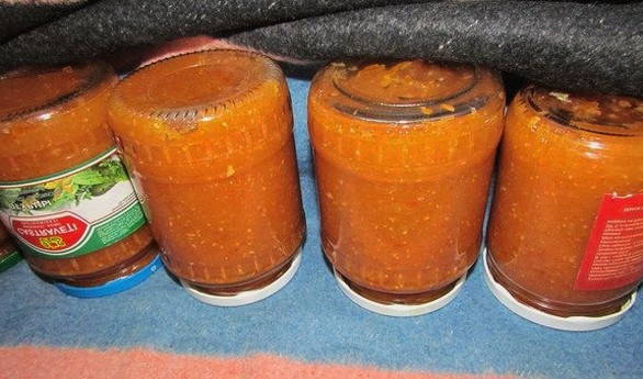 Аджика из кабачков с томатным соусом
