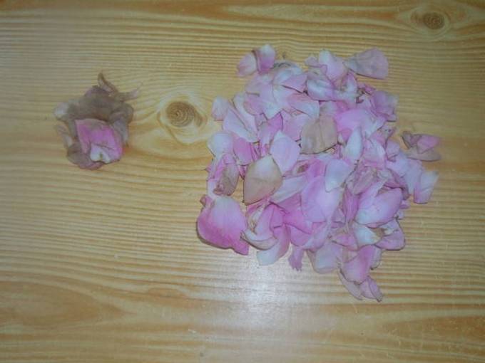 Варенье из лепестков роз с клубникой