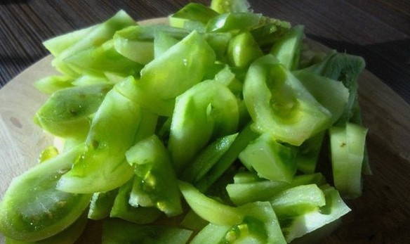 Салат из зеленых помидоров с капустой на зиму