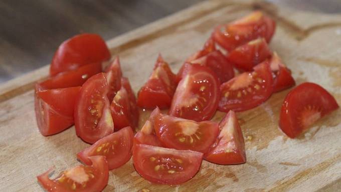 Помидоры дольками в томатной заливке