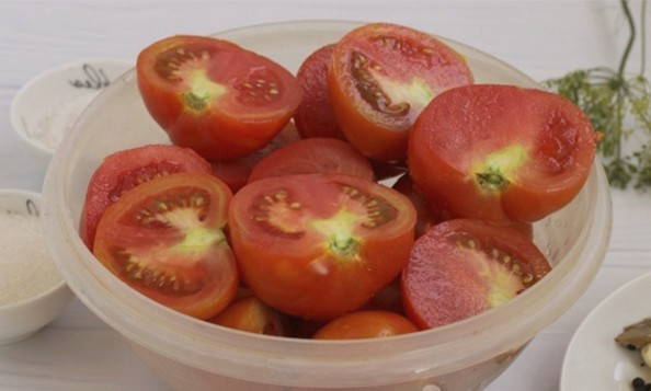 Маринованные помидоры половинками