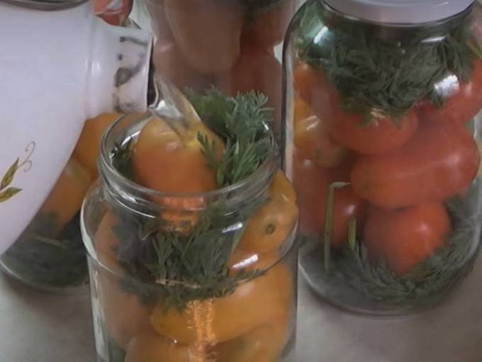Помидоры с морковной ботвой на 1 литровую банку