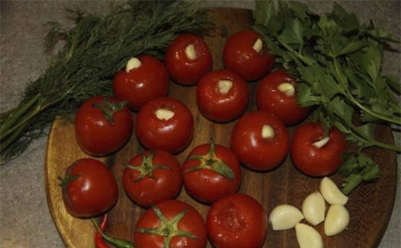 Консервированные помидоры с чесноком внутри