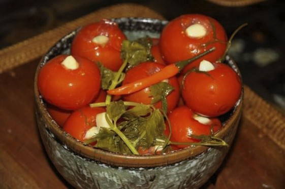 Консервированные помидоры с чесноком внутри